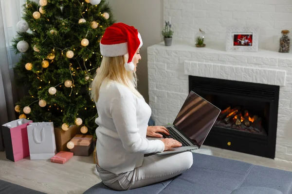 Mulher Feliz Olhando Laptop Frente Árvore Natal — Fotografia de Stock