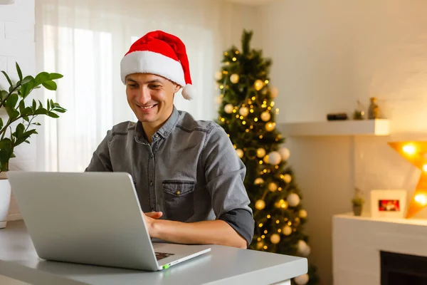クリスマスプレゼントのための男のショッピングオンライン — ストック写真