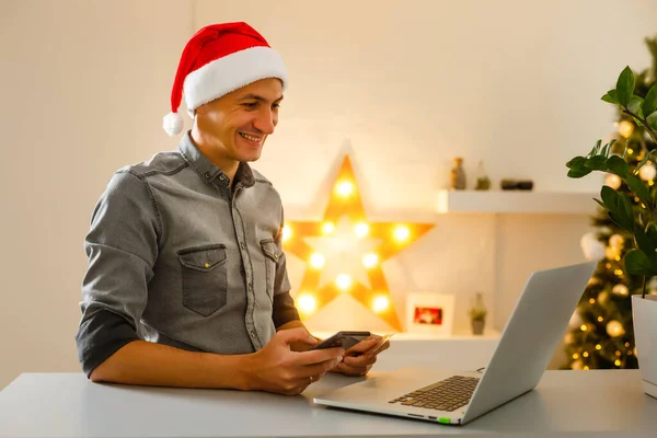 Hombre Compras Para Regalos Navidad Línea — Foto de Stock