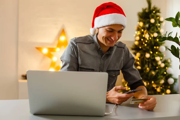Молодий Чоловік Купує Онлайн Кредитною Карткою Вдома Різдво Концепція Різдвяних — стокове фото