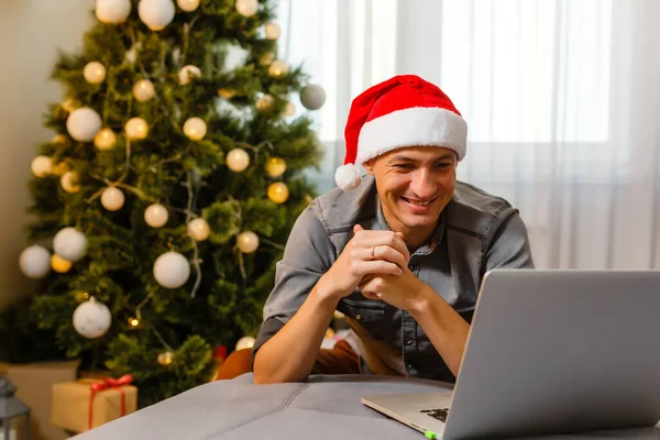 Hombre Alegre Sentado Sofá Uso Computadora Portátil Cerca Del Árbol —  Fotos de Stock