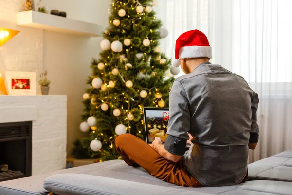 Hombre Compras Para Regalos Navidad Línea —  Fotos de Stock