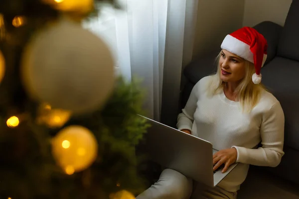 Mulher Feliz Olhando Laptop Frente Árvore Natal — Fotografia de Stock