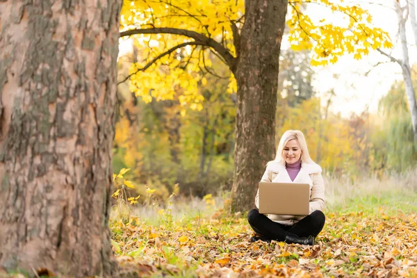Mulher Relaxa Parque Enquanto Trabalha Seu Laptop — Fotografia de Stock
