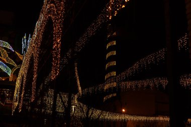 Sokaklarda çeşitli Noel ışıkları sergileniyor.