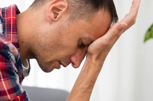 Voel Hopeloos Depressieve Jonge Man Met Baard Die Zijn Ogen — Stockfoto