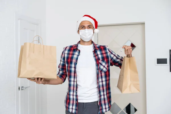 Koruyucu Tıbbi Maskeli Erkek Kurye Elinde Karton Kutu Olan Noel — Stok fotoğraf