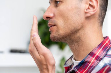 Genç bir adamın ağzına yakın çekim.