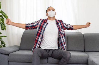 Maskeli adam kendini özgür hissediyor.