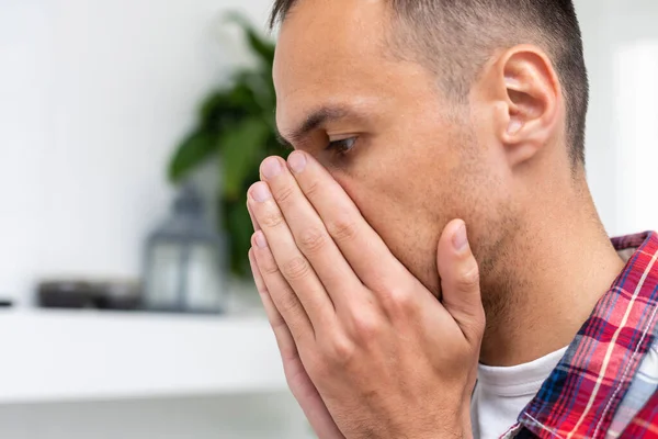 Alito Cattivo Concetto Alitosi Giovane Uomo Che Controlla Respiro Con — Foto Stock