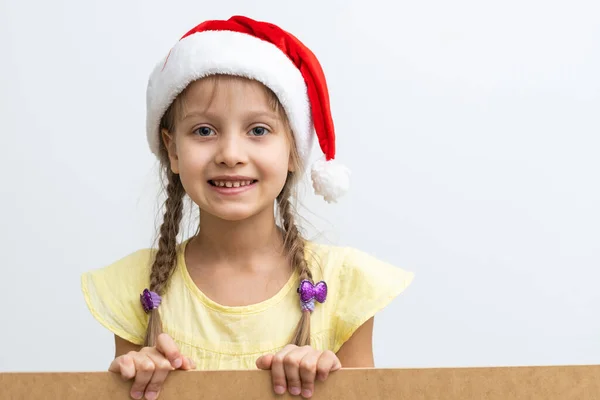 Retrato Niña Sonriente Con Sombrero Navidad Chico Espiando Detrás Del —  Fotos de Stock