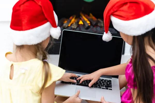 크리스마스 선물로 아름답게 꾸며진 방에서 노트북을 귀여운 — 스톡 사진