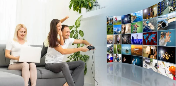 年轻的家庭在家里的大屏幕上玩电子游戏很开心 — 图库照片