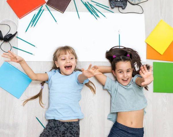 Sevimli Çocuklar Evde Yerde Yatarken Resim Yapıyor Gülümsüyor — Stok fotoğraf