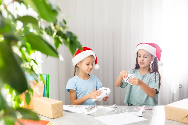 Dwie Dziewczyny Wyciąć Płatki Śniegu Boże Narodzenie — Zdjęcie stockowe