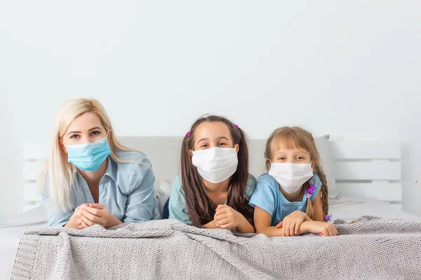 Familia Con Mascarillas Médicas Acostada Cuarentena Durante Una Epidemia Coronavirus — Foto de Stock