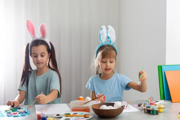 Due Bambine Carine Che Dipingono Sulle Uova Pasqua — Foto Stock