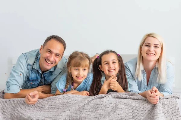 Família Feliz Com Crianças Cama — Fotografia de Stock