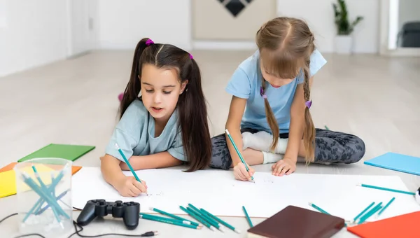 Duas Meninas Irmãs Jazem Chão Casa Desenhar Com Lápis Cor — Fotografia de Stock