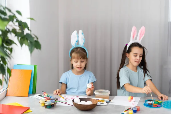 Two Happy Cute Girls Sisters Paint Easter Eggs Laugh Show — Stock Photo, Image