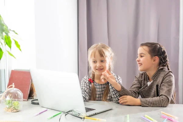 Due Bambine Che Studiano Online Apprendimento Distanza Online Learning Concept — Foto Stock