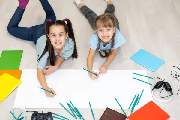 Aile Eğlence Çocukluk Konsepti Mutlu Kız Kardeşler Yerde Yatar Çizer — Stok fotoğraf