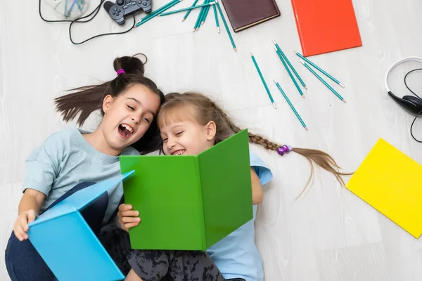 Mensen Kinderen Vrienden Literatuur Vriendschap Concept Twee Gelukkige Meisjes Liggen — Stockfoto