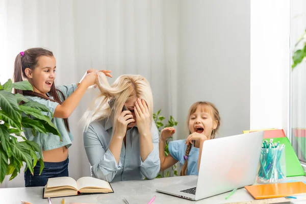 Ung Mor Med Två Barn Arbetar Hemifrån Dator Trötthet Livsstil — Stockfoto