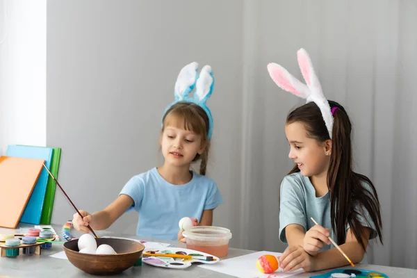 两个可爱的小女孩画在复活节彩蛋上 — 图库照片