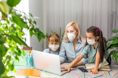 Merkez ofis. Evden çalışmaya karşı. İki çocuklu anne evde dizüstü bilgisayarda çalışıyor. Karantinaya alındı. Corona Virüsü.