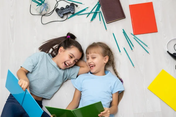 Twee Kleine Meisjes Zusjes Lezen Een Boek Liggend Vloer — Stockfoto