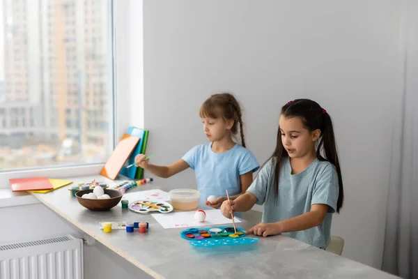 Duas Meninas Mesa Com Tintas Para Desenhar — Fotografia de Stock