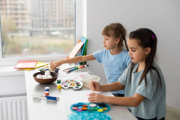 Duas Meninas Mesa Com Tintas Para Desenhar — Fotografia de Stock