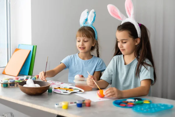 Zwei Kleine Süße Mädchen Bemalen Ostereier — Stockfoto