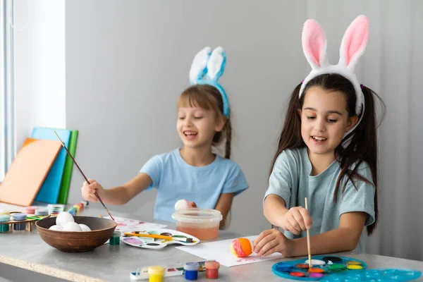 Frohe Ostern Zwei Schwestern Bemalen Ostereier Glückliche Familienkinder Bereiten Sich — Stockfoto