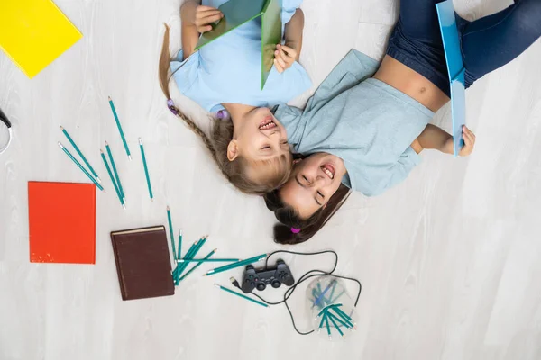 Mensen Kinderen Vrienden Literatuur Vriendschap Concept Twee Gelukkige Meisjes Liggen — Stockfoto