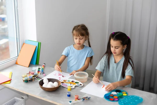 Duas Meninas Com Pintura Escova Mesa Educação Aquarela Desenho Conceito — Fotografia de Stock