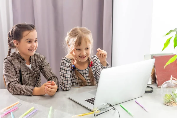 Két Kislány Online Tanul Távolsági Tanulás Online Tanulás Koncepció — Stock Fotó