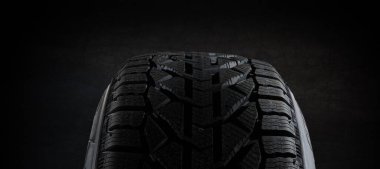 Siyah arka planda araba lastiği