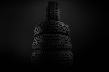 Siyah arka planda araba lastiği