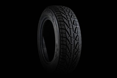 Siyah arka planda araba lastiği