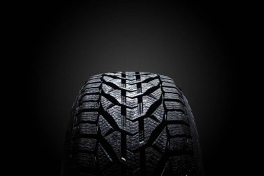 Siyah arka planda araba lastiği