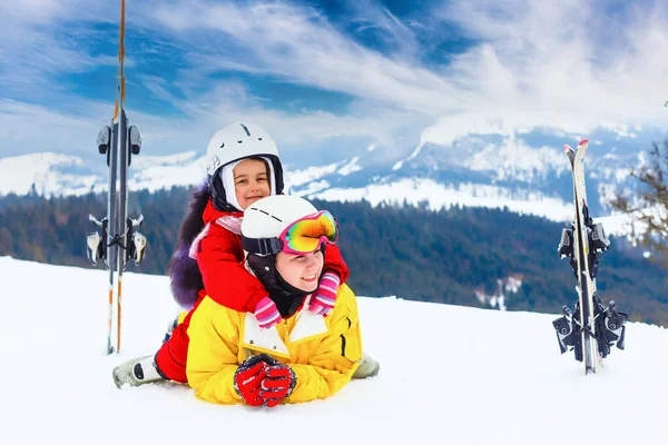 Ευτυχισμένη Νεαρή Οικογένεια Μικρό Παιδί Κείτεται Στο Χιόνι — Φωτογραφία Αρχείου