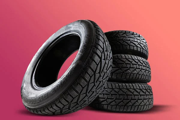 Stapel Von Vier Neuen Roten Reifen Für Das Winterauto Auf — Stockfoto