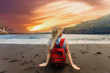 Güzel, orta yaşlı sağlıklı bir kadının, güneşli bir tatil gezisinde kayalık bir plajı ziyaret edişinin portresi, açık havada gülümsüyor. Olgun kadın neşeli ifadesi, aktif eğlence eğlence eğlence yaşam tarzı.