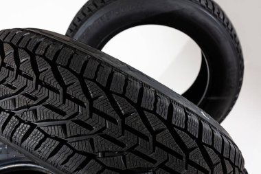 Kış diken çarkı beyaz üzerinde izole