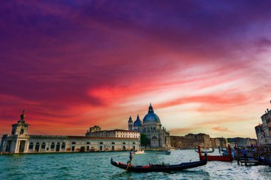 Gondol, Santa Maria della Salute Bazilikası ile Kanal Grande 'de, Venedik, İtalya