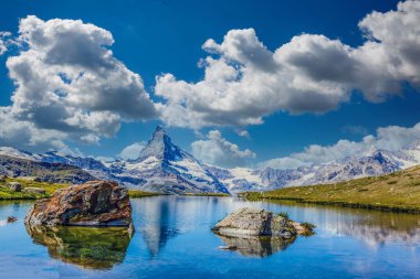 Arkasında dağ olan büyük bir su kütlesi. Yüksek kalite fotoğraf