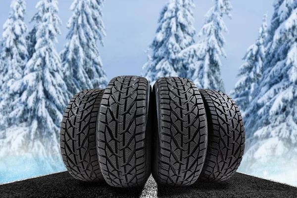 겨울철의 배경을 이루는 타이어 — 스톡 사진