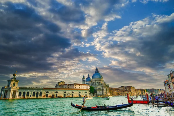 Gondol, Santa Maria della Salute Bazilikası ile Kanal Grande 'de, Venedik, İtalya